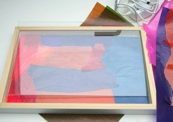 Holzrahmen mit Glasscheibe und Tonpapier