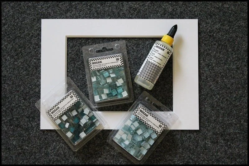 Bastelmaterialien für DIY-Bilderrahmen mit Mosaiksteinen