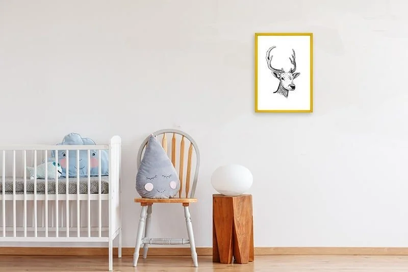 Gelber Bilderrahmen im Kinderzimmer