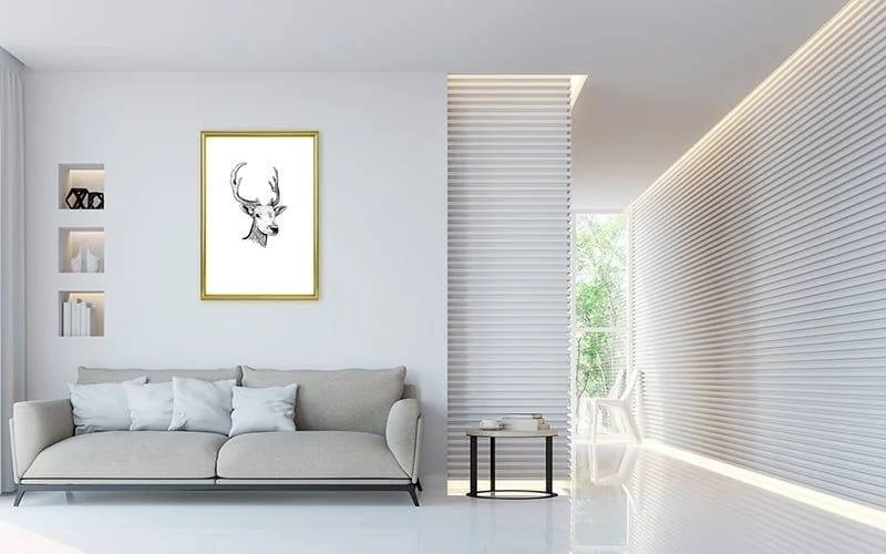 Großer Gold-Bilderrahmen in schlichtem Wohnzimmer