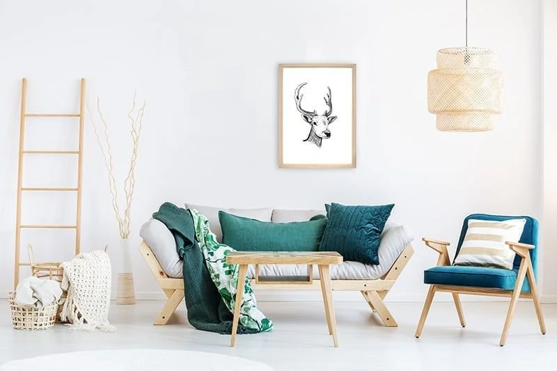 Holz-Bilderrahmen in gemütlichem Wohnzimmer