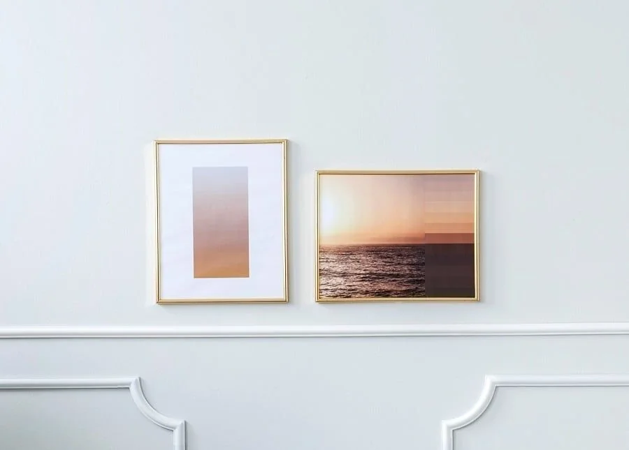 zwei gerahmte Bilder an der Wand