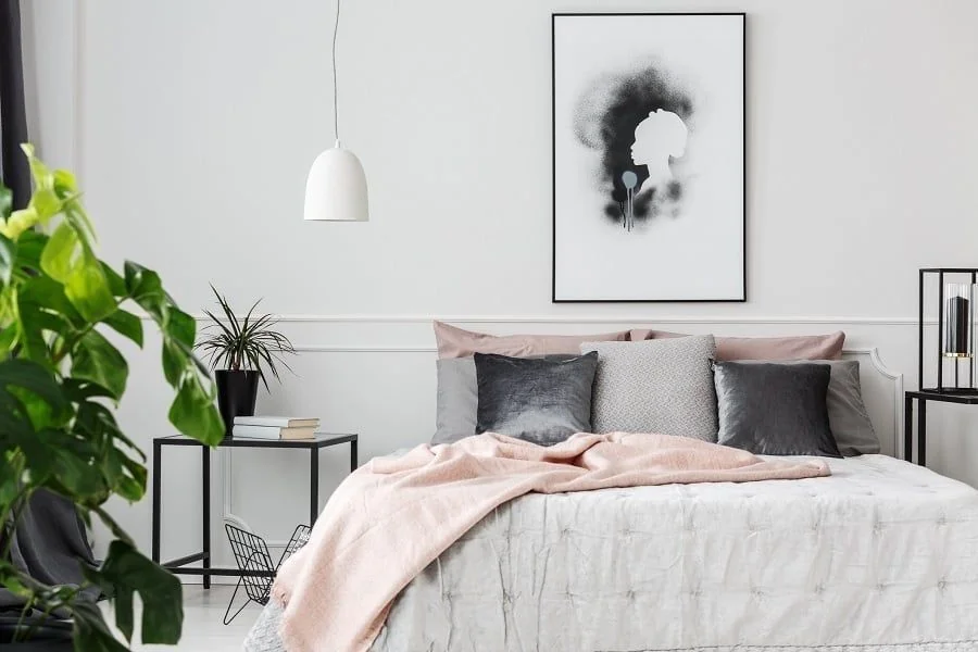 Gerahmtes Bild über Bett