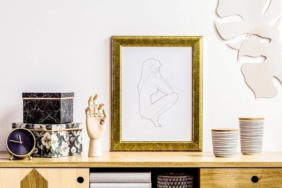 eingerahmtes Bild auf Sideboard
