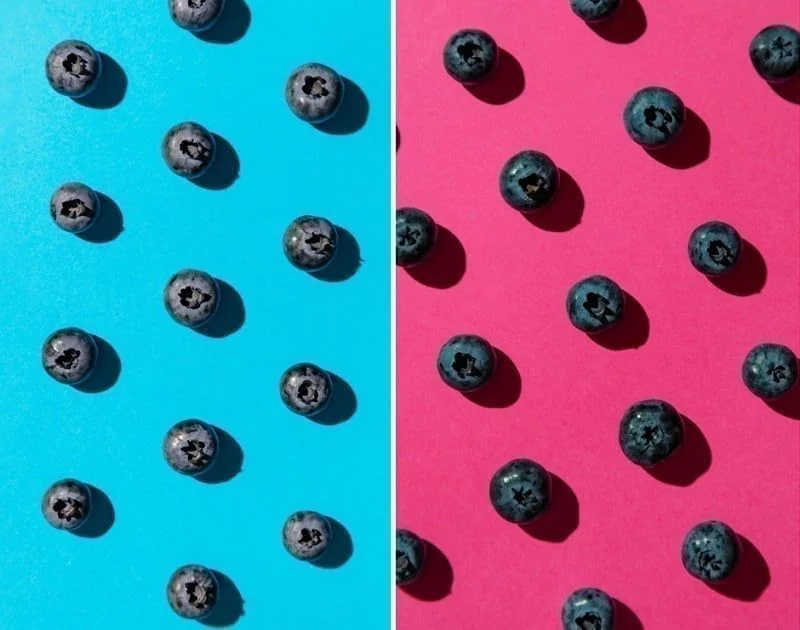 Blaubeeren auf zwei verschieden farbigen Hintergründen