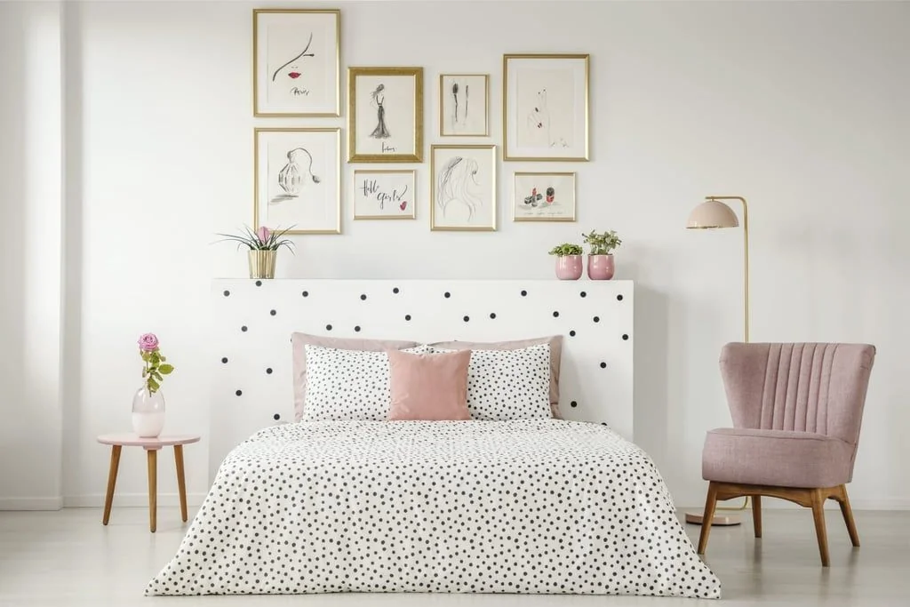 Bilderwand mit goldenen Bilderrahmen