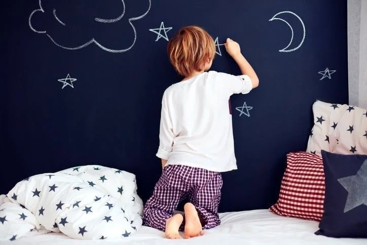 Kind gestaltet Tafel-Wand