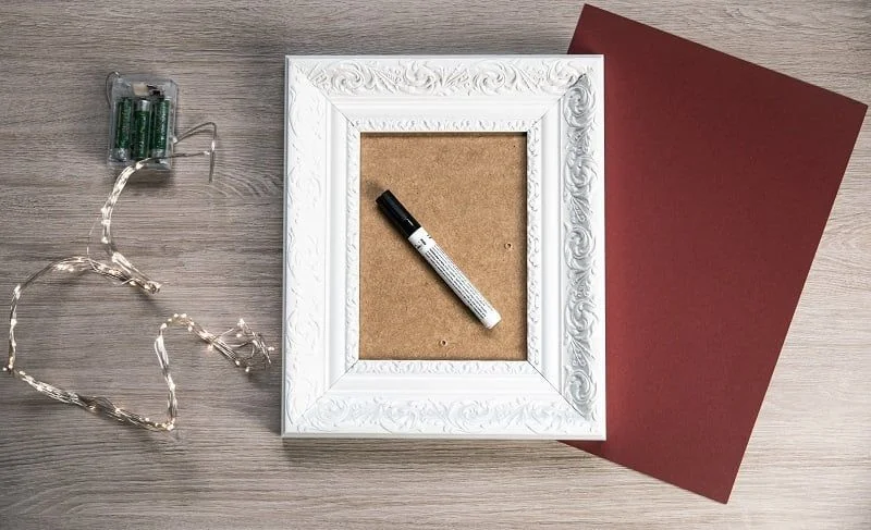 Lichterkette, Bilderrahmen, Permanentmarker und Tonpapier für Bilderrahmen