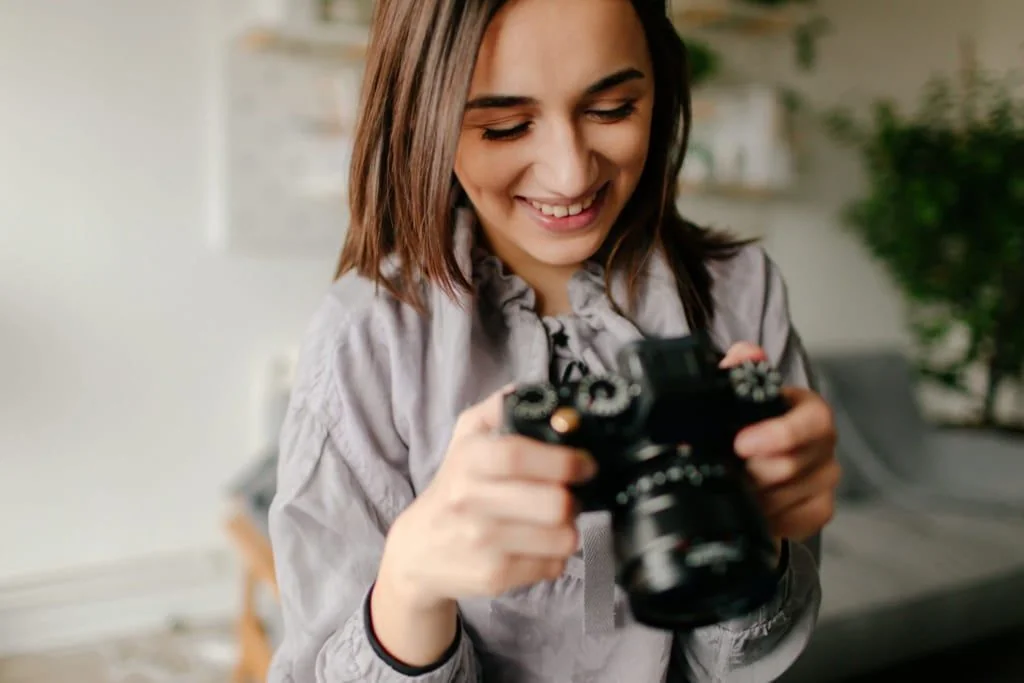 Frau fotografiert Generationenfoto