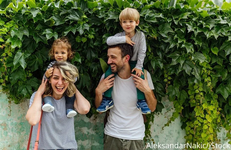 Familienfoto Idee: Kinder auf den Schultern der Eltern.