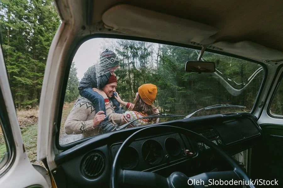 Familienfoto Idee: Familie durch Autoscheibe fotografiert