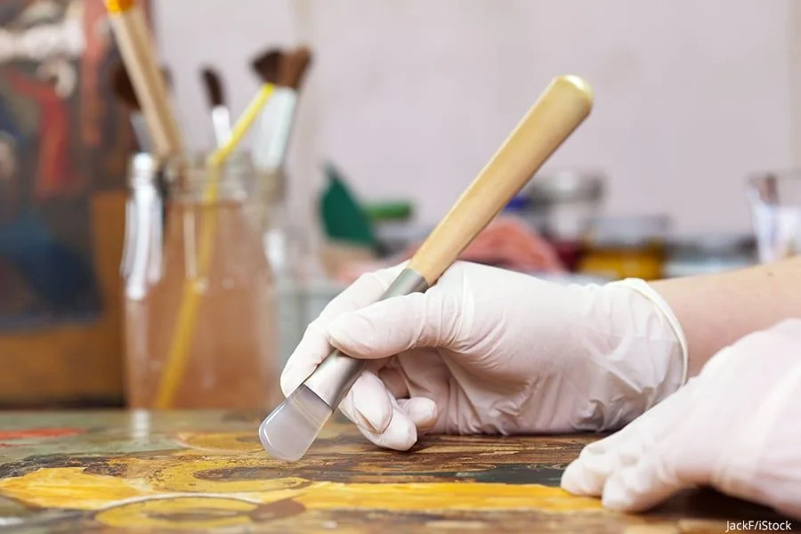 Gemäldereinigung durch Restaurator.