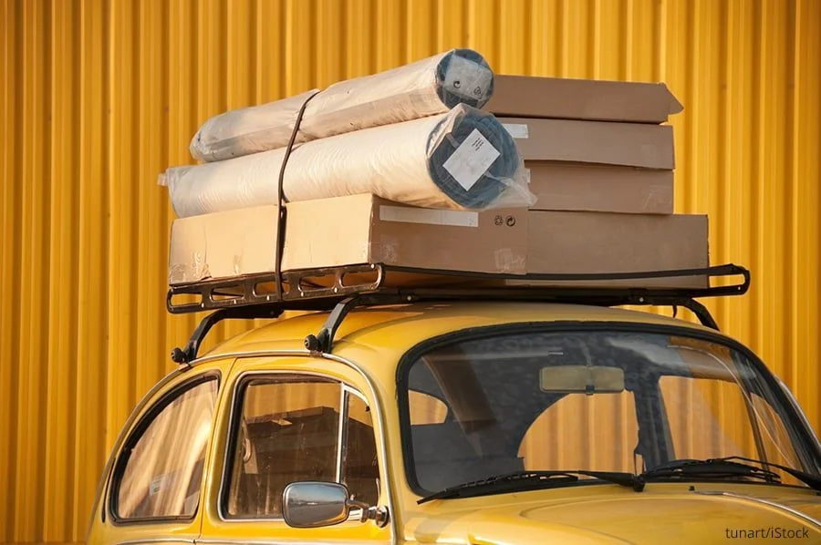 Auto transportiert Gemälde nicht richtig auf dem Dach.