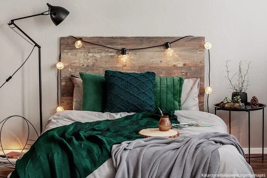Lichterkette am Bett.