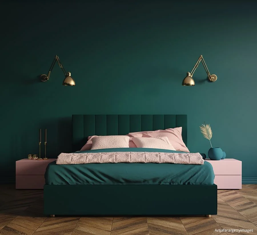 Leselampen als Wandgestaltung hinterm Bett.