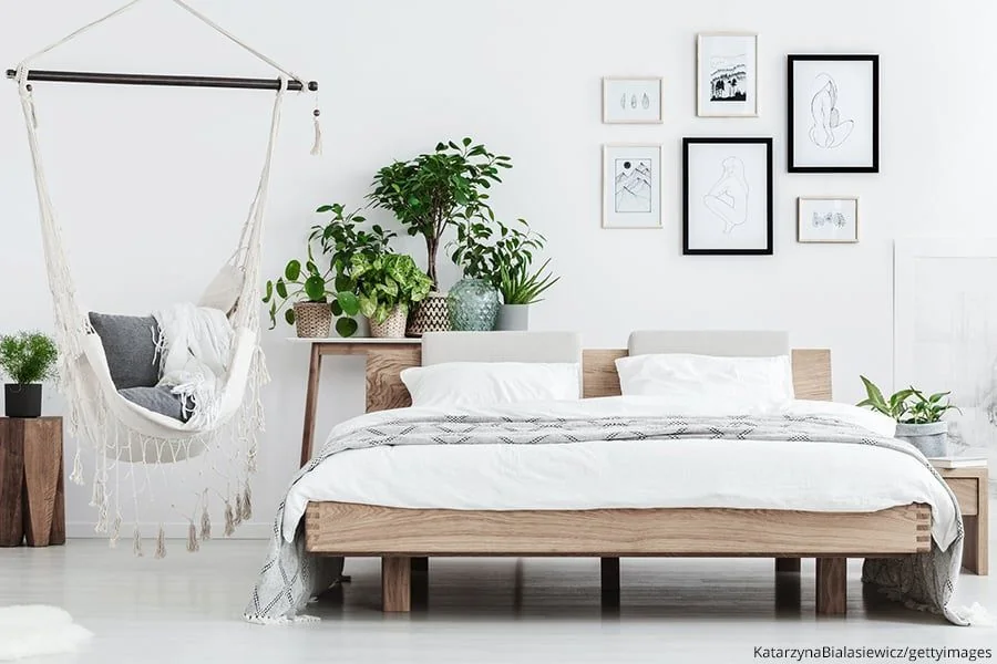 Bilderwand hinterm Bett.