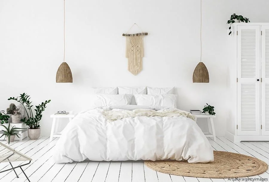 Naturmaterialien als Wandgestaltung im Schlafzimmer.