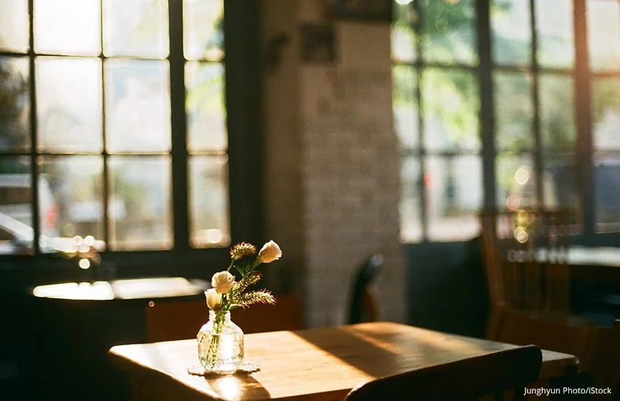 Blumen auf Tisch als Restaurant-Dekoration.