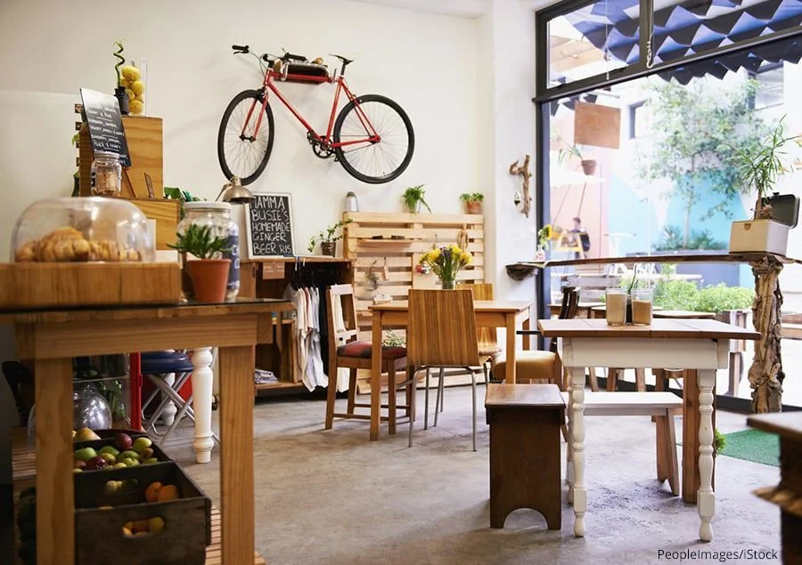 Restaurant mit ausgefallener Wanddekoration.