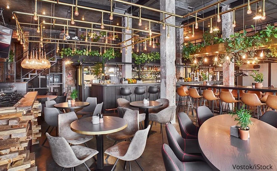 Restaurant einrichten mit ovalen Tischen.