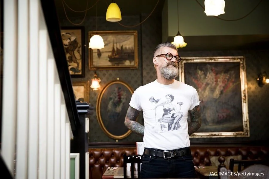 Mann mit Bart im stylischen Restaurant mit Bildergallerie