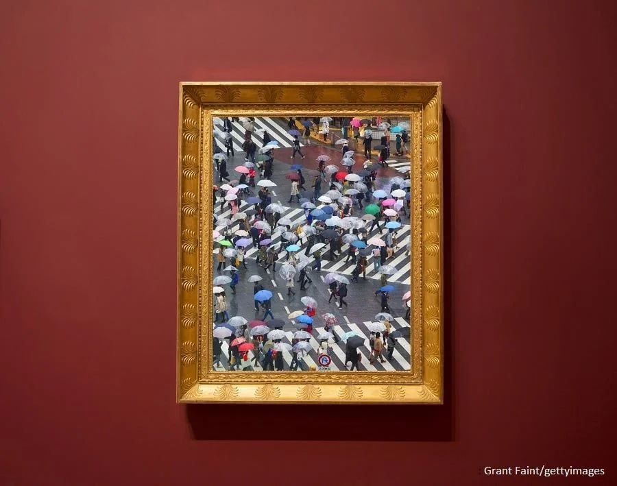 Gerahmte Fotografie mit Barockrahmen Menschen mit Regenschirmen