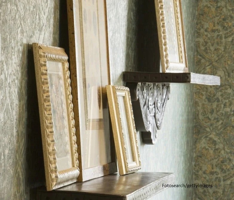 Wand Vintage Stil mit Bilderleiste aus Holz