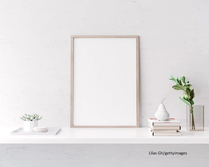 Modernes Wohnzimmer mit schlichter Bilderleiste aus Holz