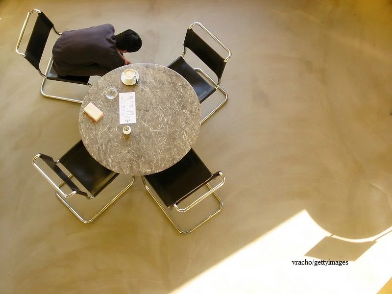 Mann am Tisch beugt sich vor