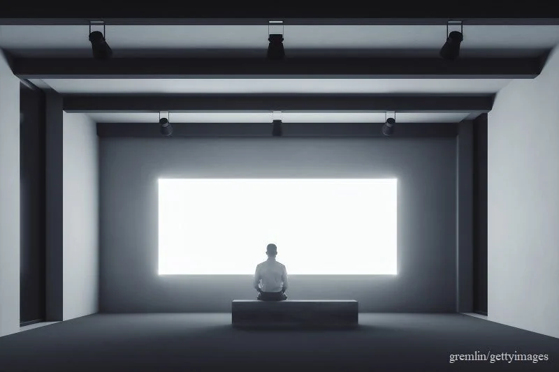 Mann vor digitaler Leinwand