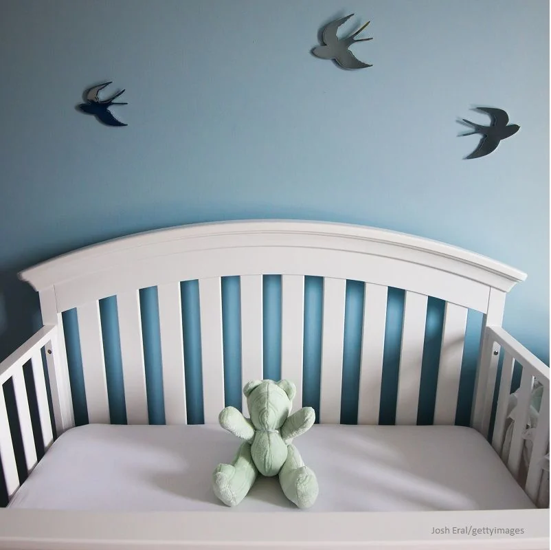 Vögel an der Wand im Kinderzimmer