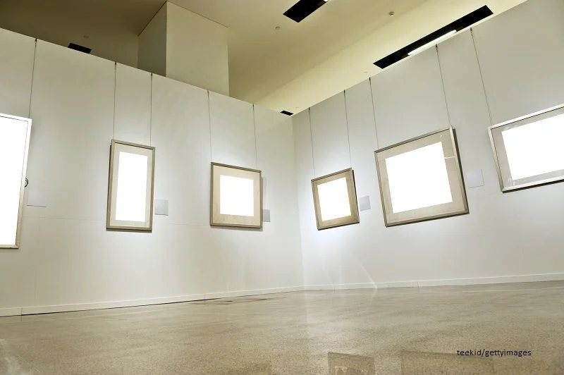 Bilderschiene mit mehreren Bildern in Ausstellung