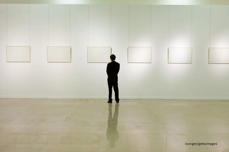 Mann in einer Galerie