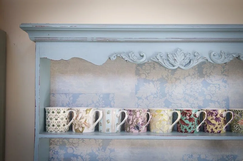 Shabby Chic Küchenregal mit Tassen