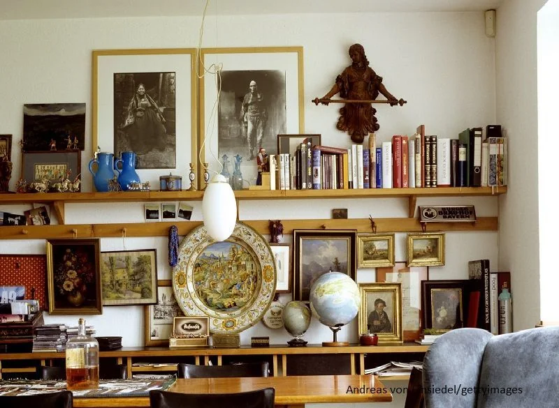 Vintage Wohnzimmer mit Bildern und Bilderrahmen.