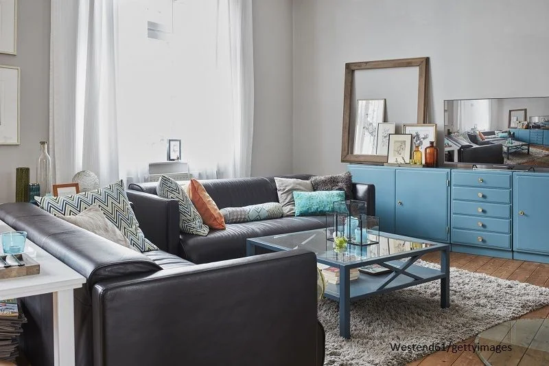 Wohnzimmer mit dekoriertem Sideboard