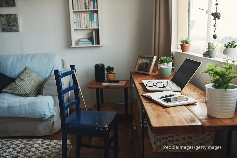Gemütliches Zimmer mit dekorativem Schreibtisch.