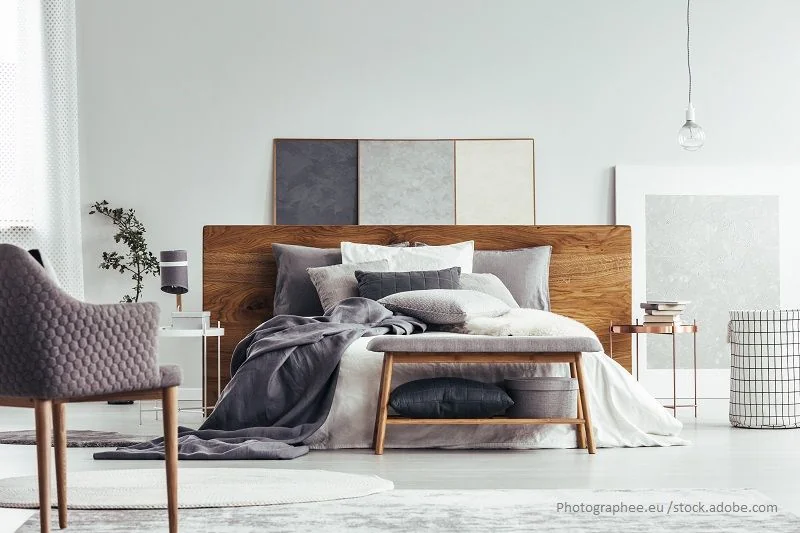 Gemütliches Schlafzimmer mit Triptychon