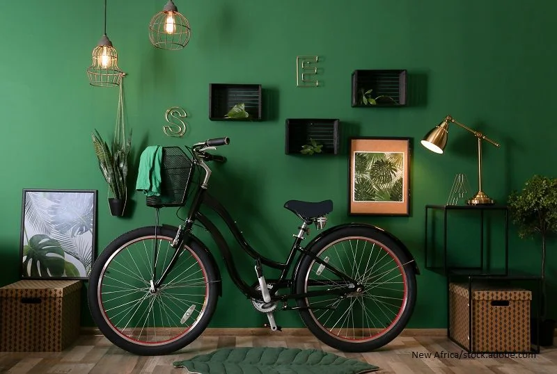 Stylischer Flur mit grüner Wand und Fahrrad.
