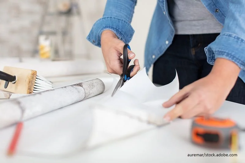 Frau schneidet Papier DIY