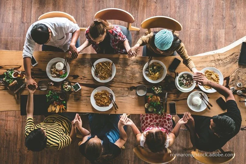 Gruppe von Freunden essen zusammen