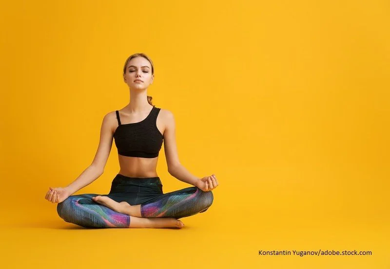 Frau macht Yoga