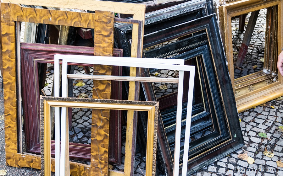 Verkauf von Bilderrahmen auf dem Flohmarkt