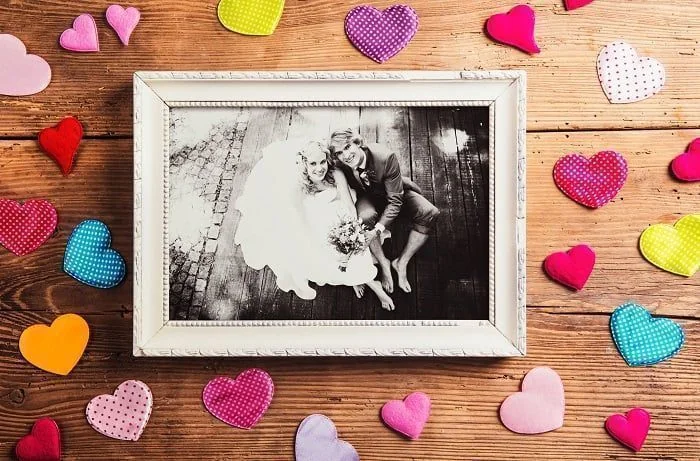 Bilderrahmen Hochzeit: Foto von lächelndem Brautpaar in Rahmen