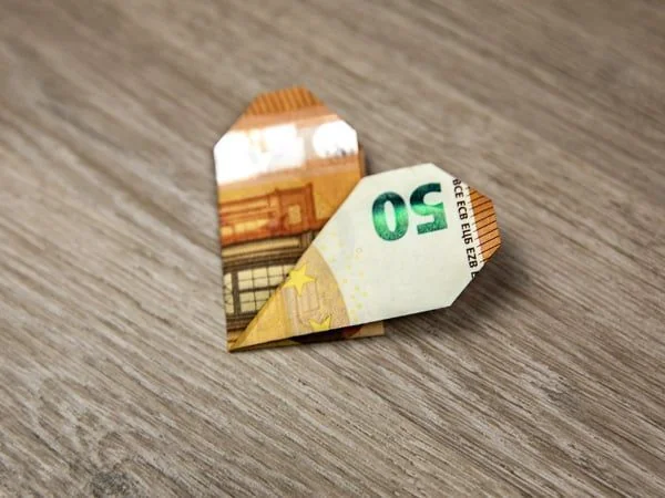 Fertig gefaltetes Geldherz eignet sich als Hochzeitsgeschenk im Bilderrahmen ideal.
