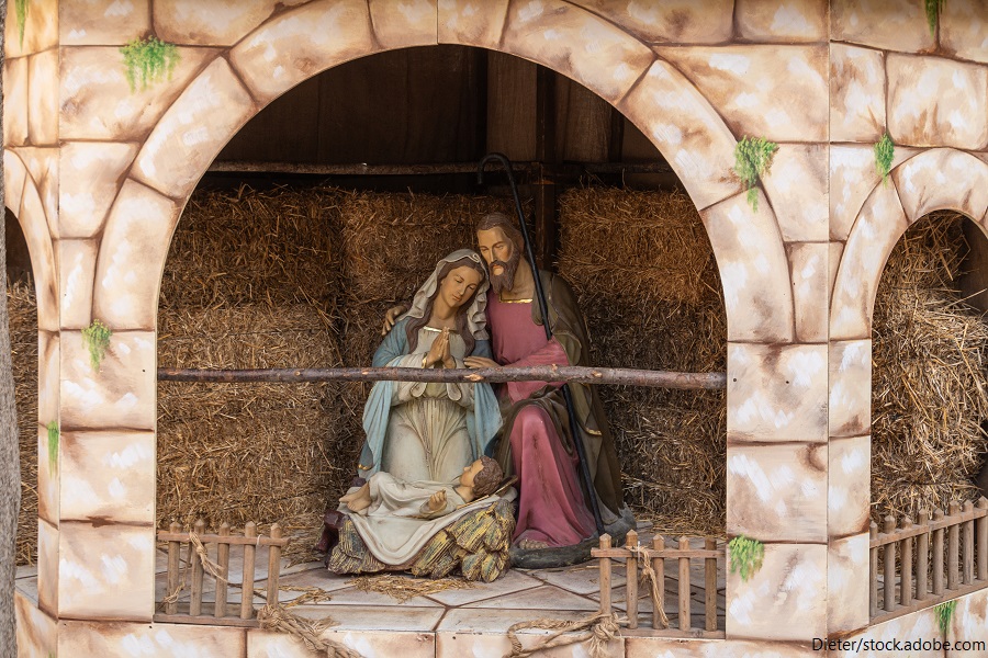 Weihnachtskrippe im Rundbogenfenster