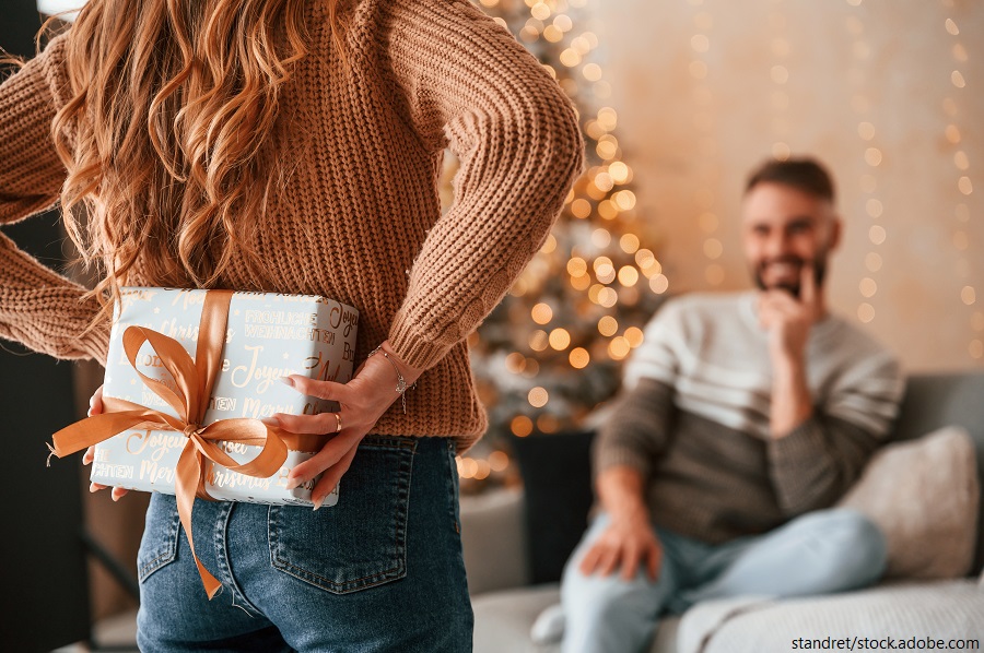 Frau schenkt Mann Weihnachtsgeschenk