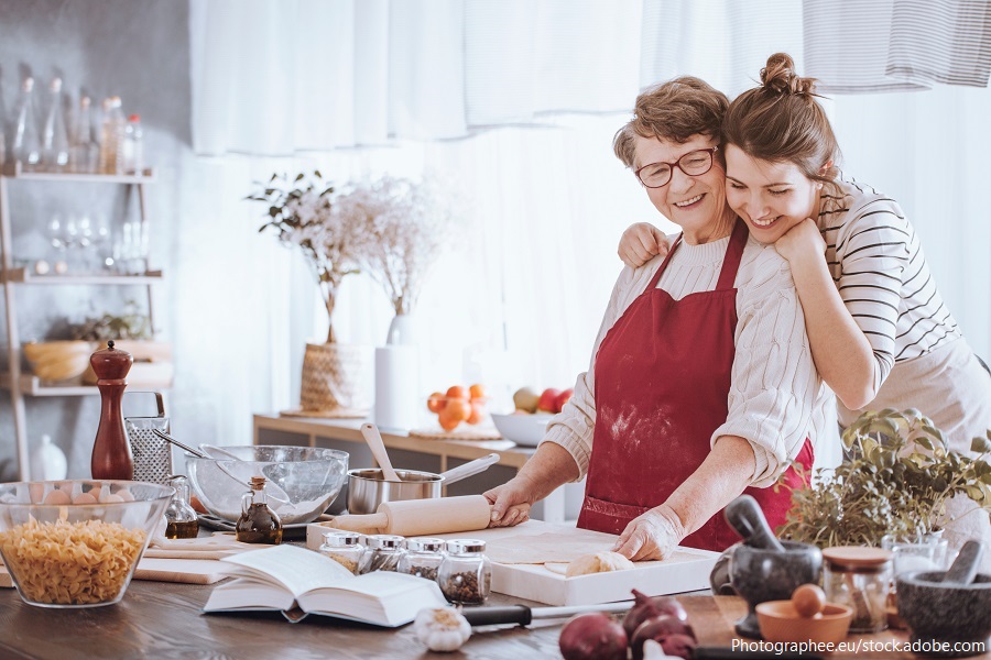 Oma und Enkelin in Küche auf Drittellinie